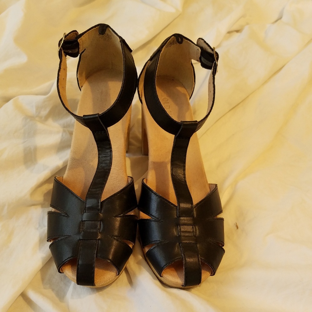 Black Old Navy sandal